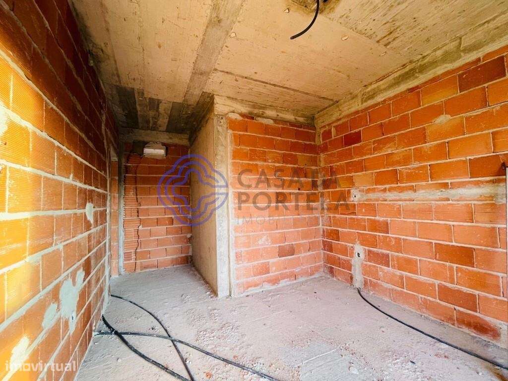 T2 Duplex em Vale de Milhaços com varandas, suíte, arrumos e estaciona - Grande imagem: 5/15