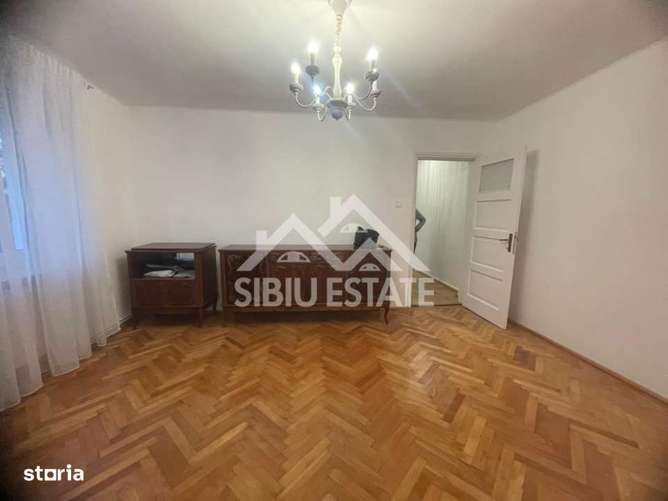Apartament de vanzare cu 3 camere, balcon, etaj 1 -Zona Calea Dumbravi - Imagine principală: 2/15