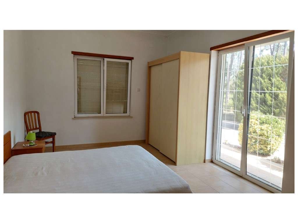 Moradia térrea, individual T4 com piscina e jacuzzi, zona Coimbrão-18