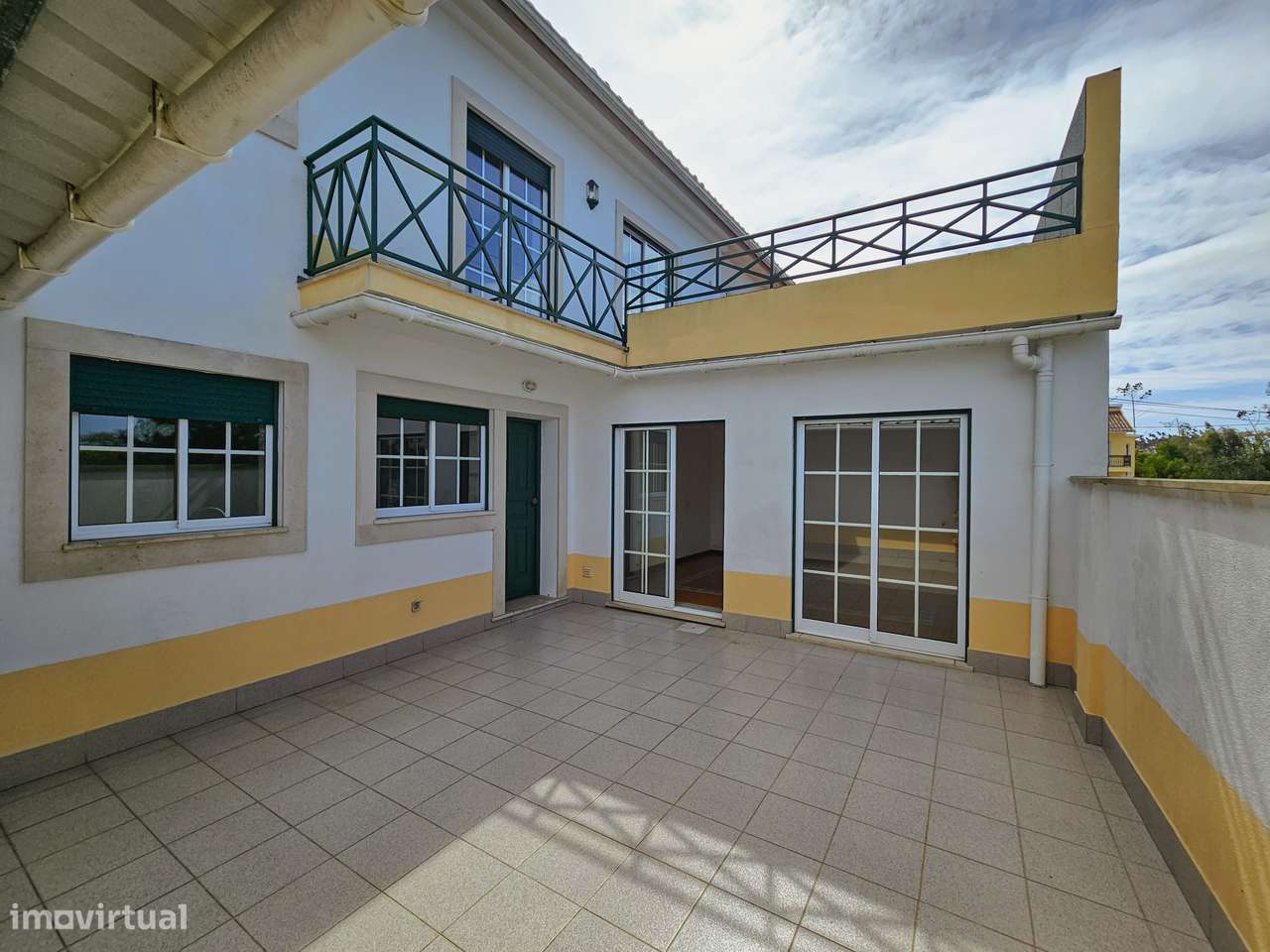 Moradia T5 com terraço e garagem, pronta a habitar-9