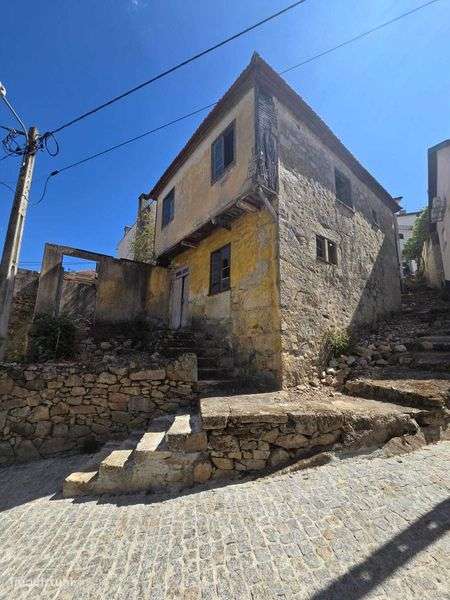 Casa de dois pisos com boas areas em mau estado de conservação.