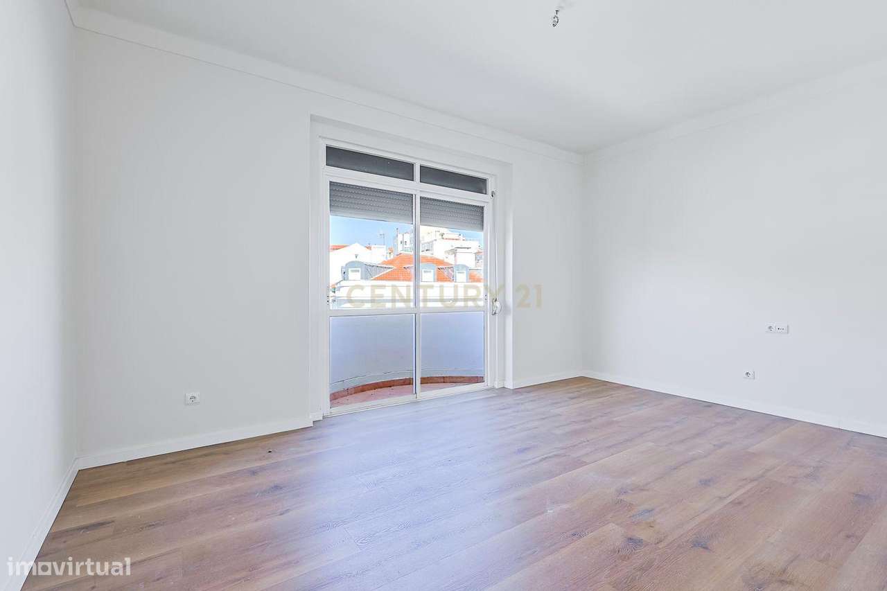 Viver Lisboa | T2 luminoso com varanda na Penha de França - Grande imagem: 5/25