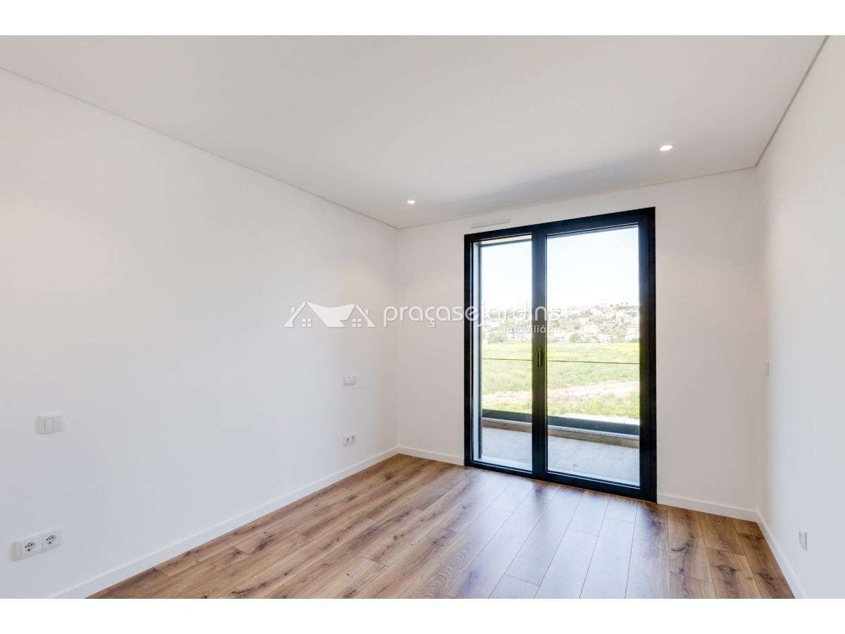 Apartamento T3 Moderno com Excelentes Acabamentos-11