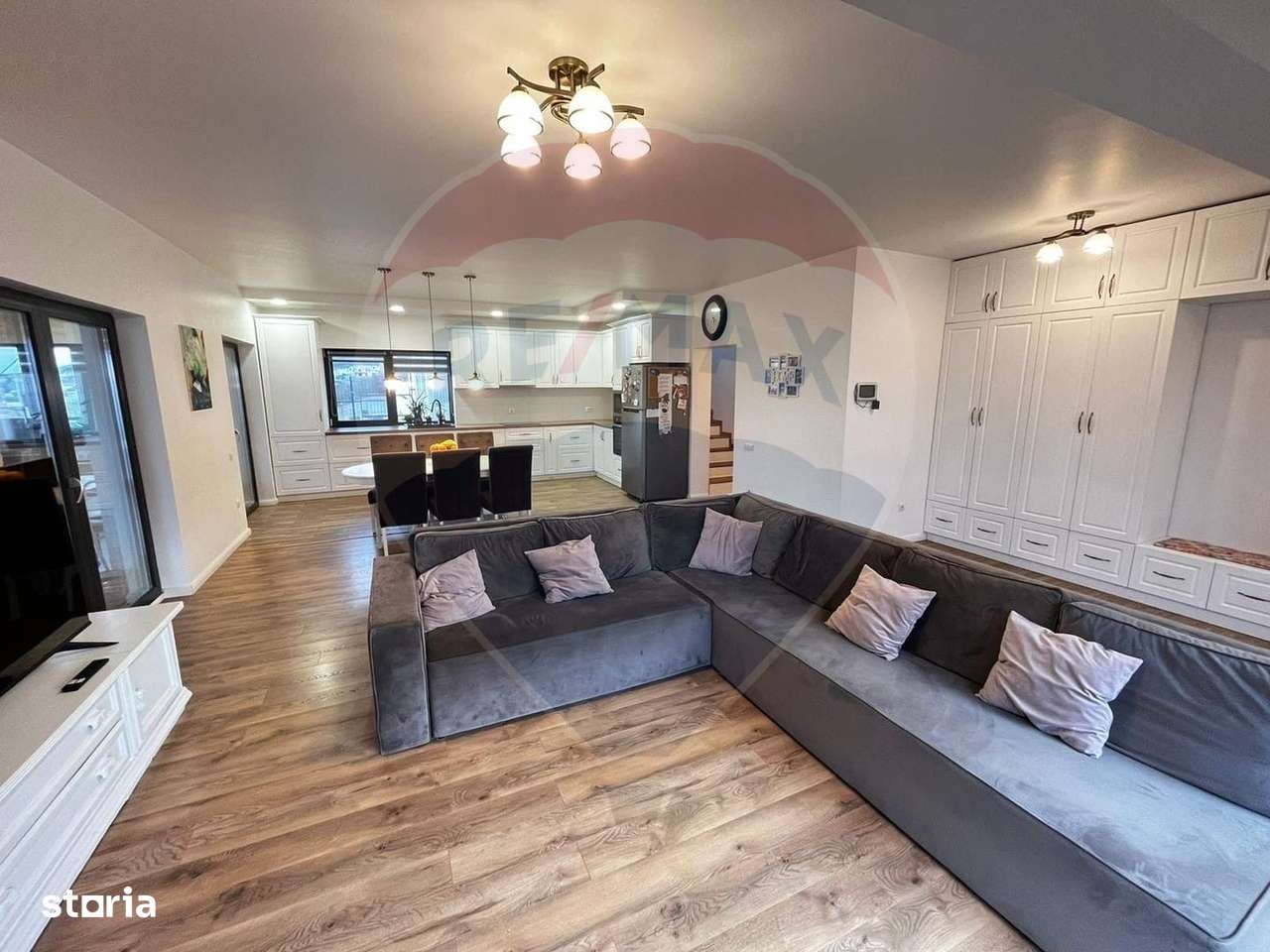 Casă individuală cu 4 dormitoare de vânzare str Planoarelor Dezmir - Imagine principală: 4/17