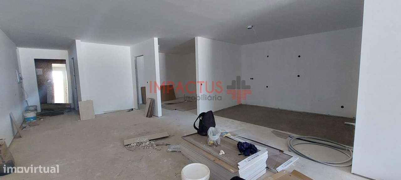 Apartamento T2 com terraço junto ao Metro-7