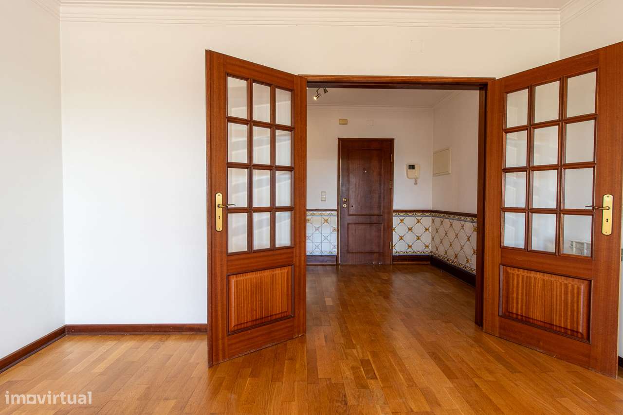 Apartamento T2 com varanda, garagem e elevador - Grande imagem: 5/41