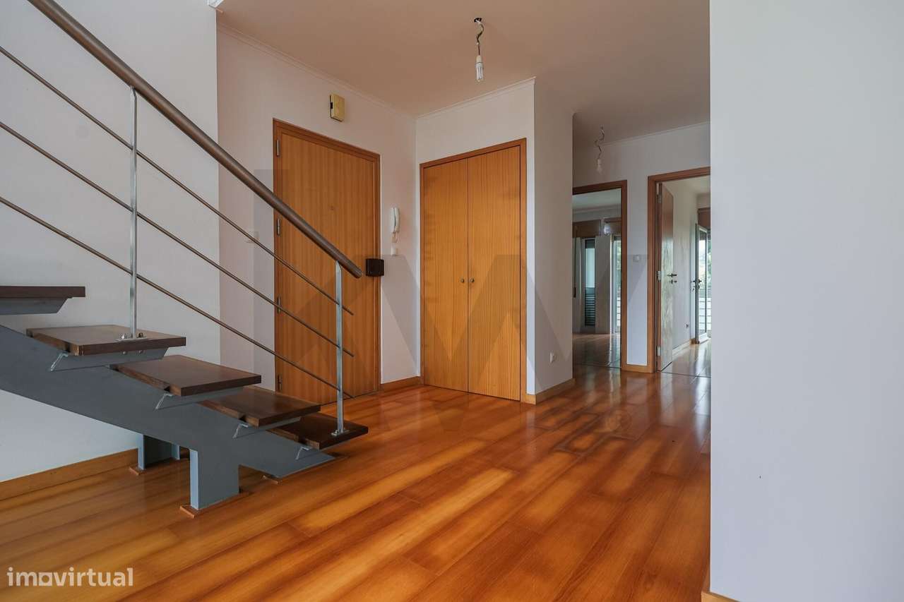 T2 Duplex com 132 m2, Terraço de 60 m2, Estacionamento e Vista sobre P-9