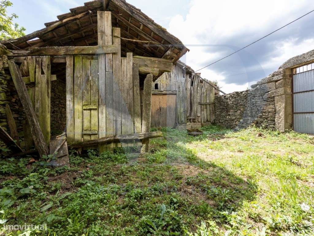 Conjunto de moradias em pedra com terreno no centro de São Vicente ...-7