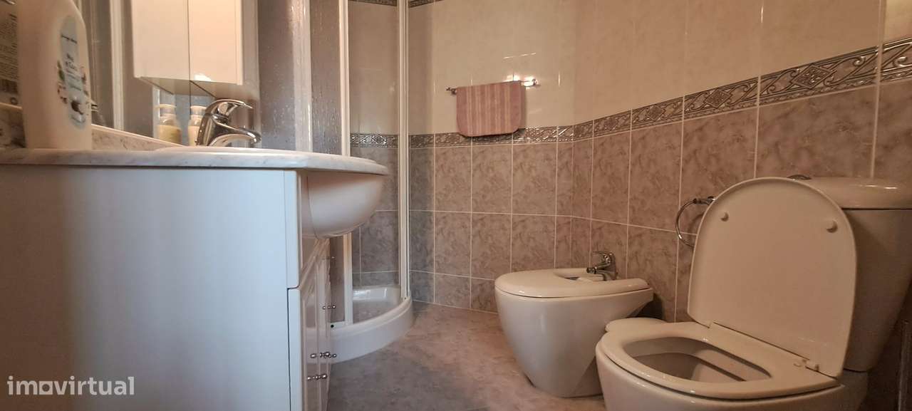 Moradia T5 com garagem e jardim em Miranda do Douro-32