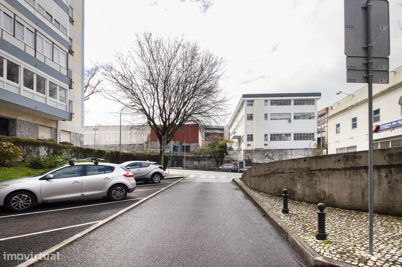 Apartamento T4  remodelado em Carnaxide-32