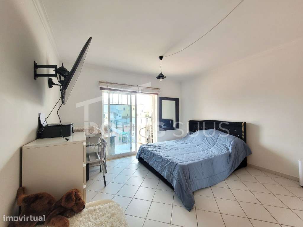 Apartamento T2 em ótimo estado com um terraço enorme-7