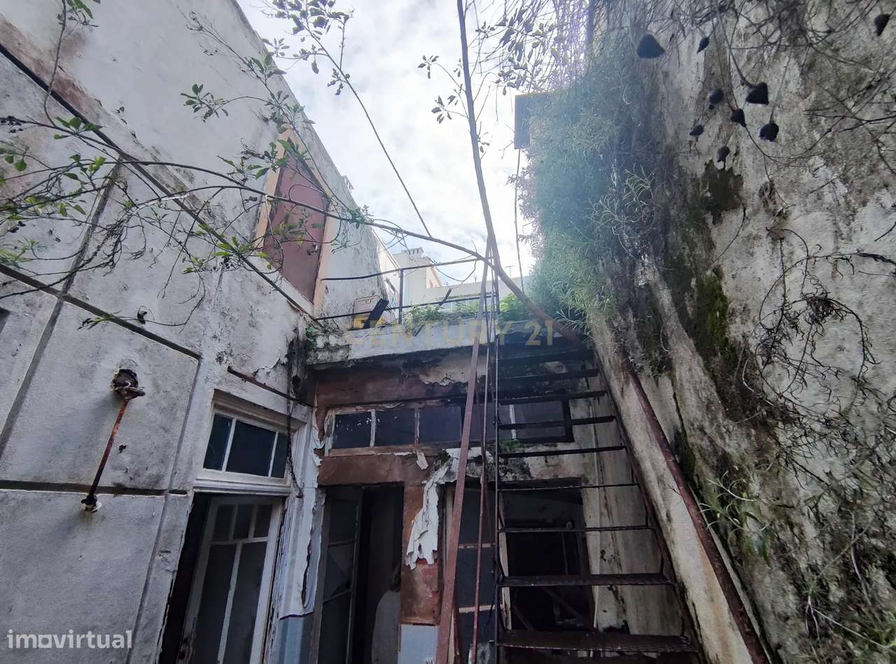 Prédio de 3 pisos de uso misto, zona ribeirinha, zona ARU.-10