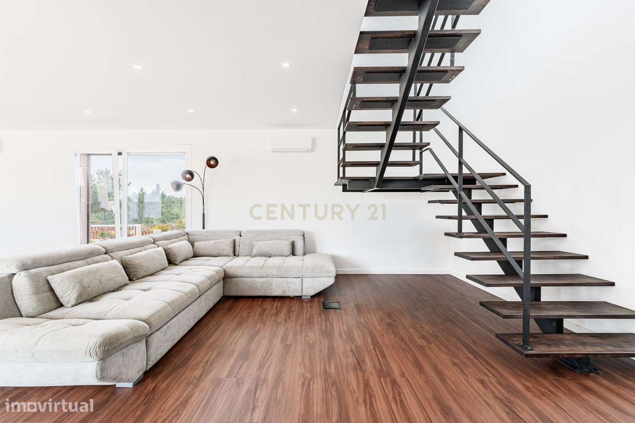 Moradia T4 em Fernão Ferro, Seixal, com Piscina e enorme Jardim-23