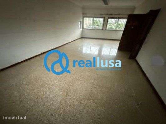 Armazém industrial Escapães Santa Maria da Feira Retoma de banco - Grande imagem: 2/8