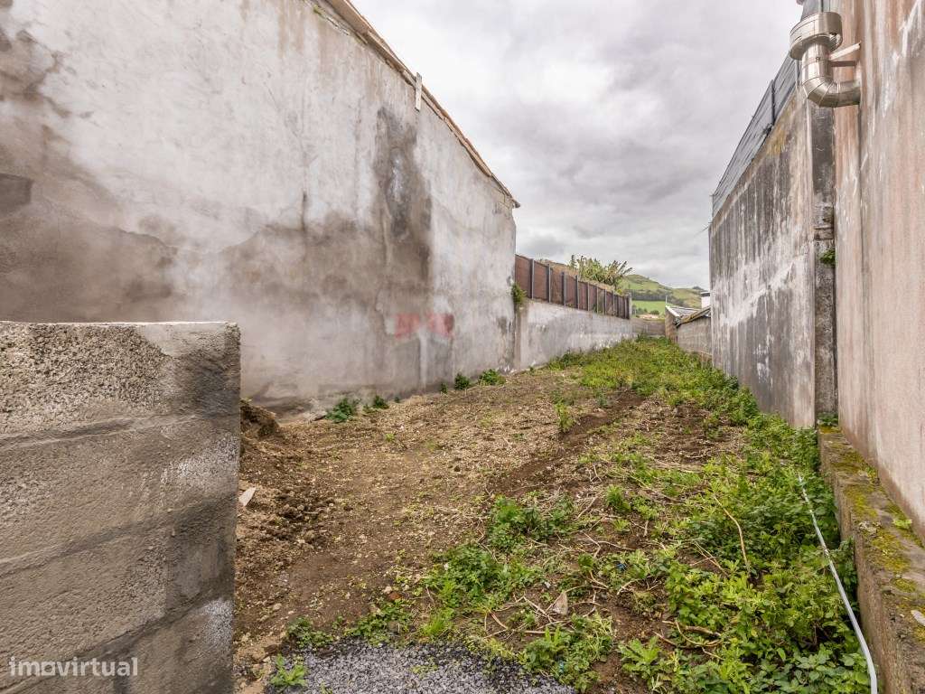 Moradia V1+1 Totalmente Remodelada com Vista Mar em Água de Alto-22