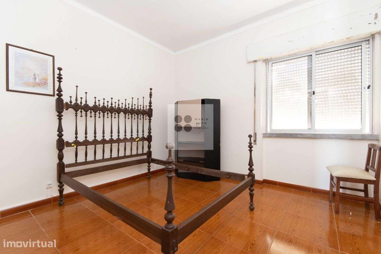 Moradia Bifamiliar, Quintal, Garagem, Local Sossegado.-15