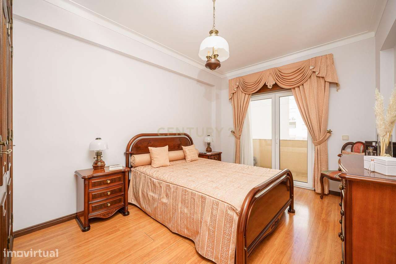 APARTAMENTO T4  CONVERTIDO EM T3 , SEMI REMODELADO, EM SETÚBAL-15