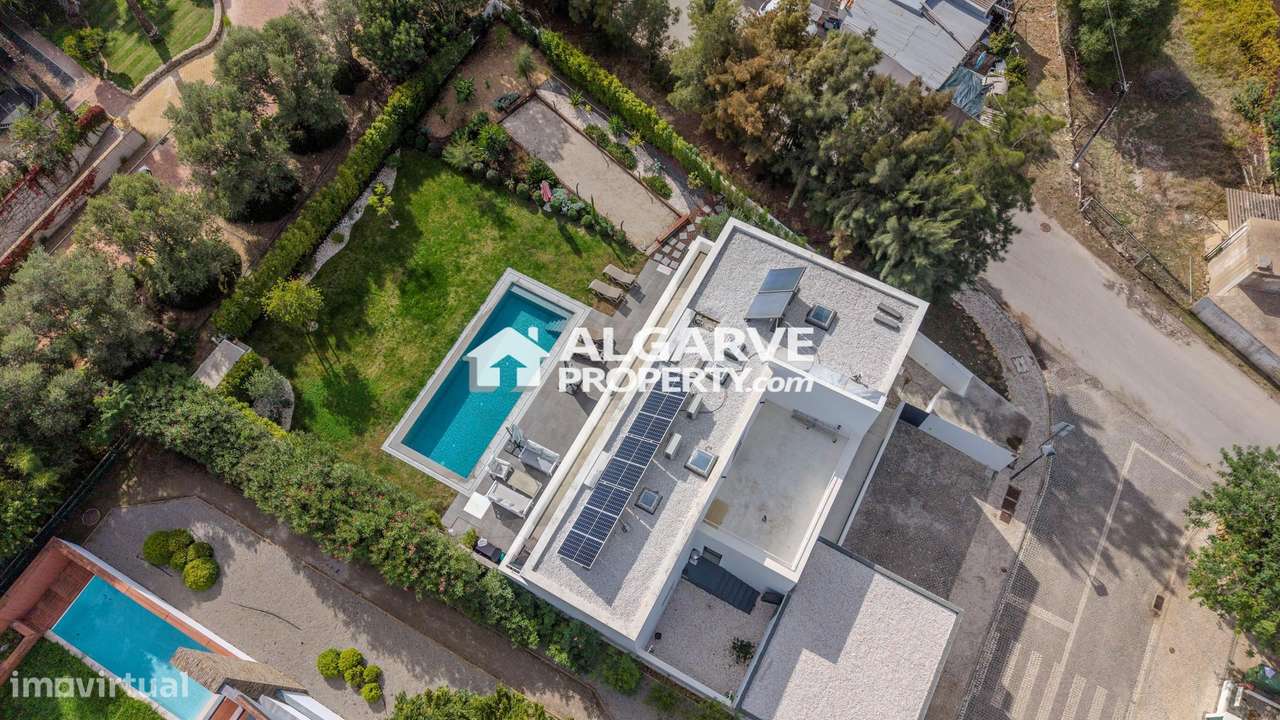 Moderna Moradia T4 com Piscina e Jardim em Almancil-31