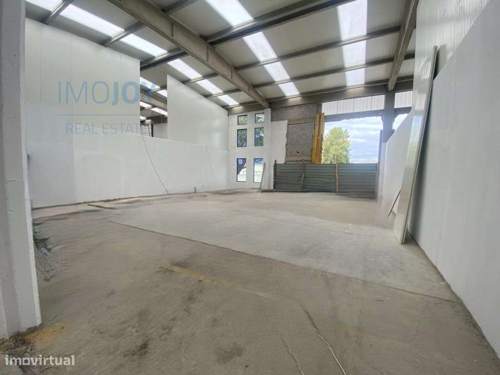 Armazém para Arrendamento na Zona Industrial do Pau Queimado no Mon... - Grande imagem: 4/9