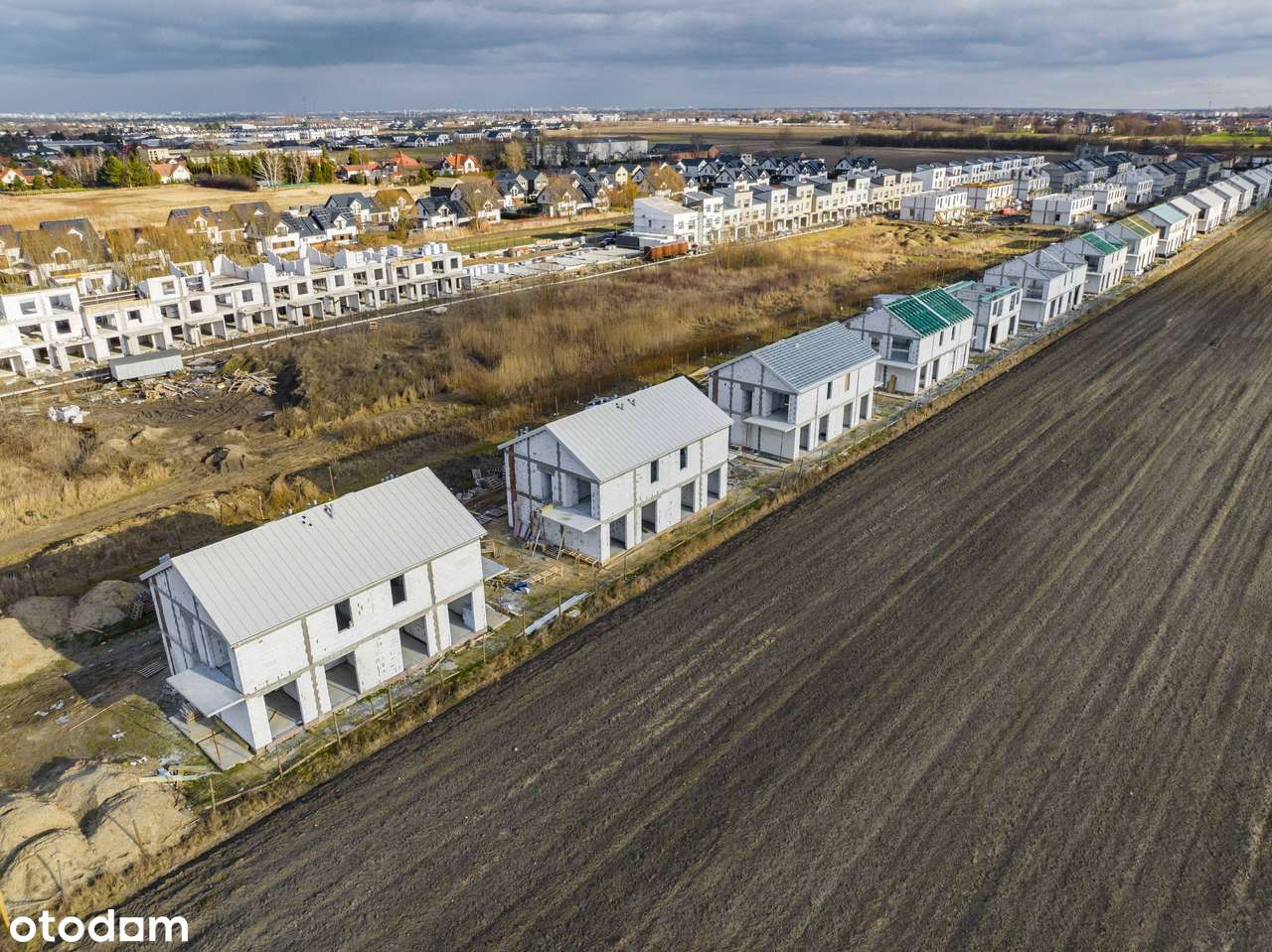 Nowoczesne segmenty z ogródkami – blisko Stawów Raszyńskich-4