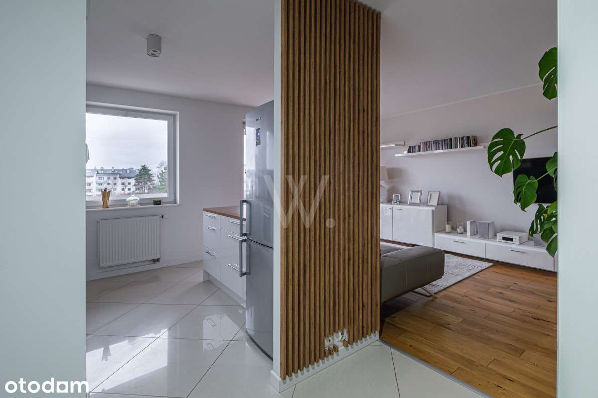 Przestronne, jasne wnętrze z miejscem i komórką.-8