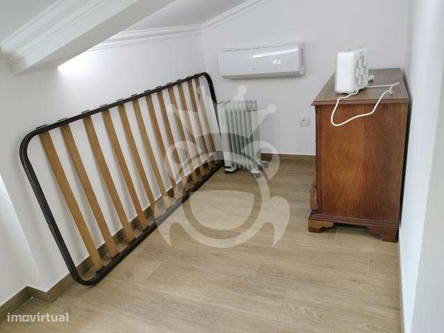 Moradia T4 Totalmente Renovada-26