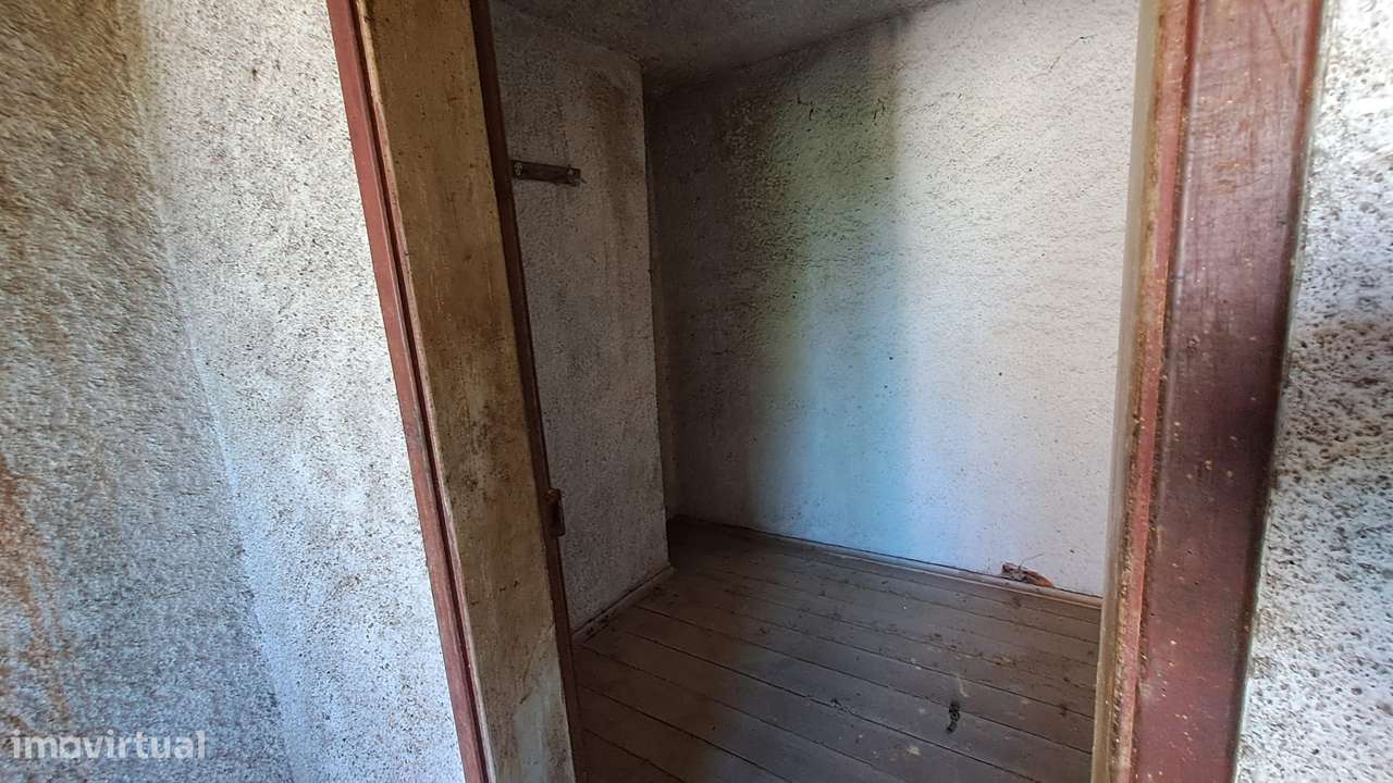 Moradia T2 para Reconstrução no Centro de Almalaguês-7