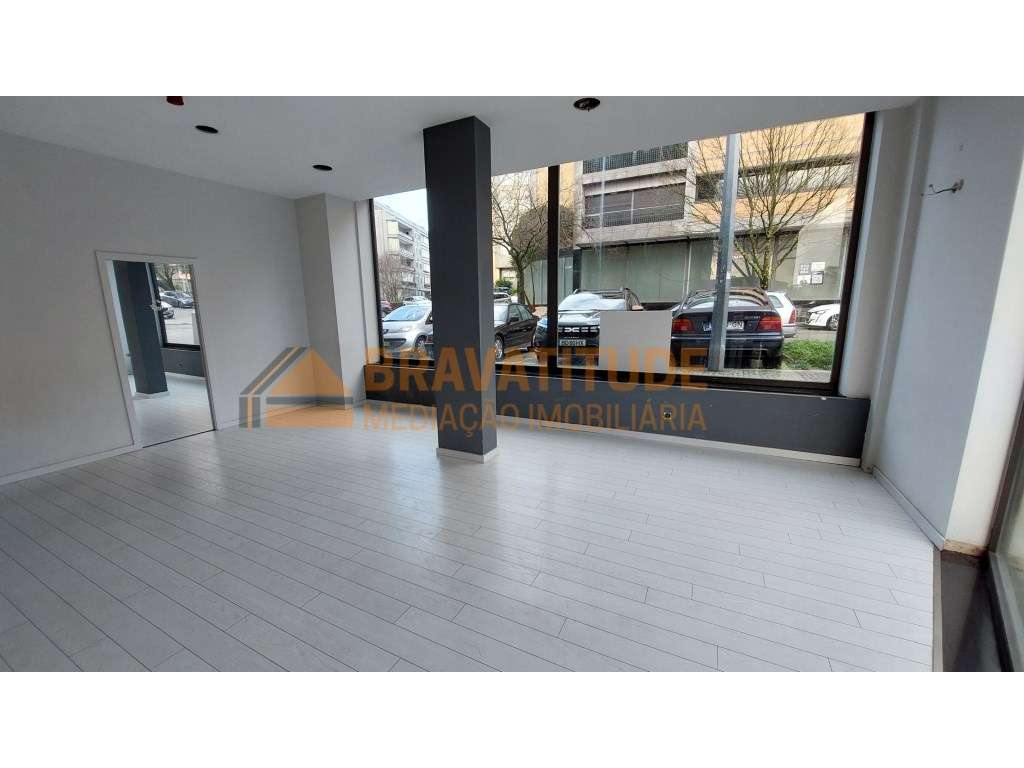 Loja com montra nas Devesas, Vila Nova de Gaia - Grande imagem: 2/4