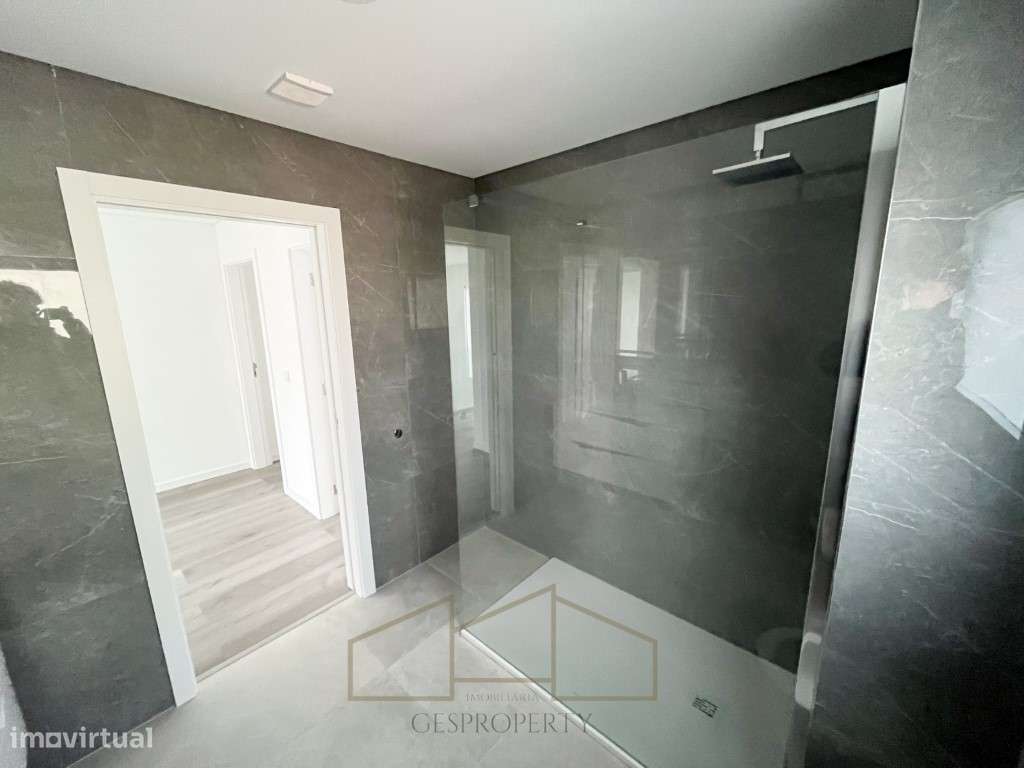 Moradia T4 Isolada Sobreda-18