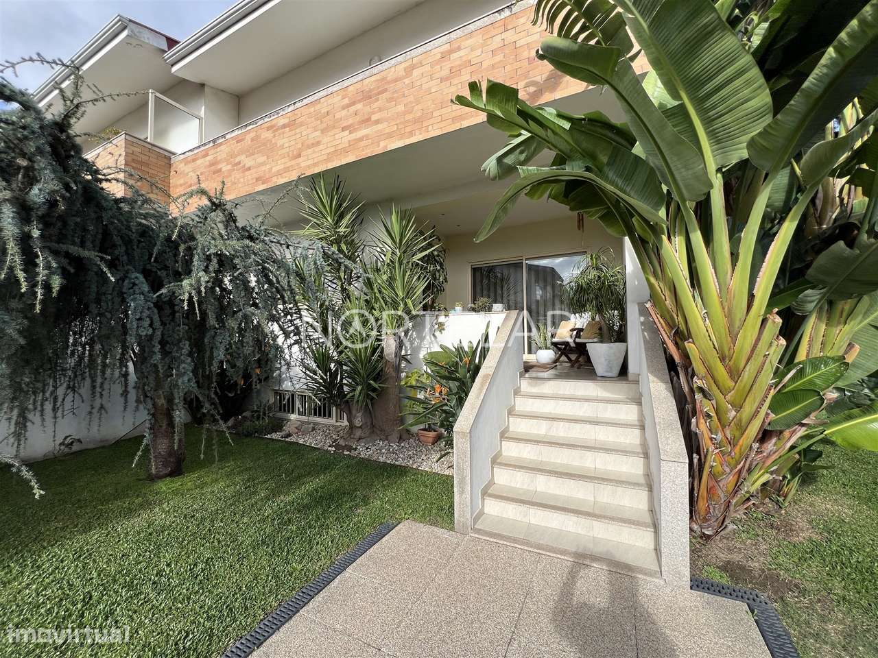 Moradia T3 com jardim e 3 frentes em Famalicão-37
