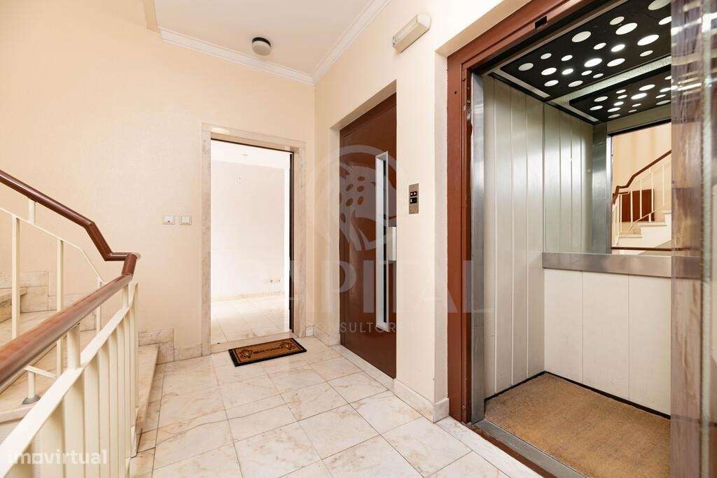 Habitação imperdível (T4 Duplex) c/ 2 pisos e 2 entradas independentes - Grande imagem: 3/48