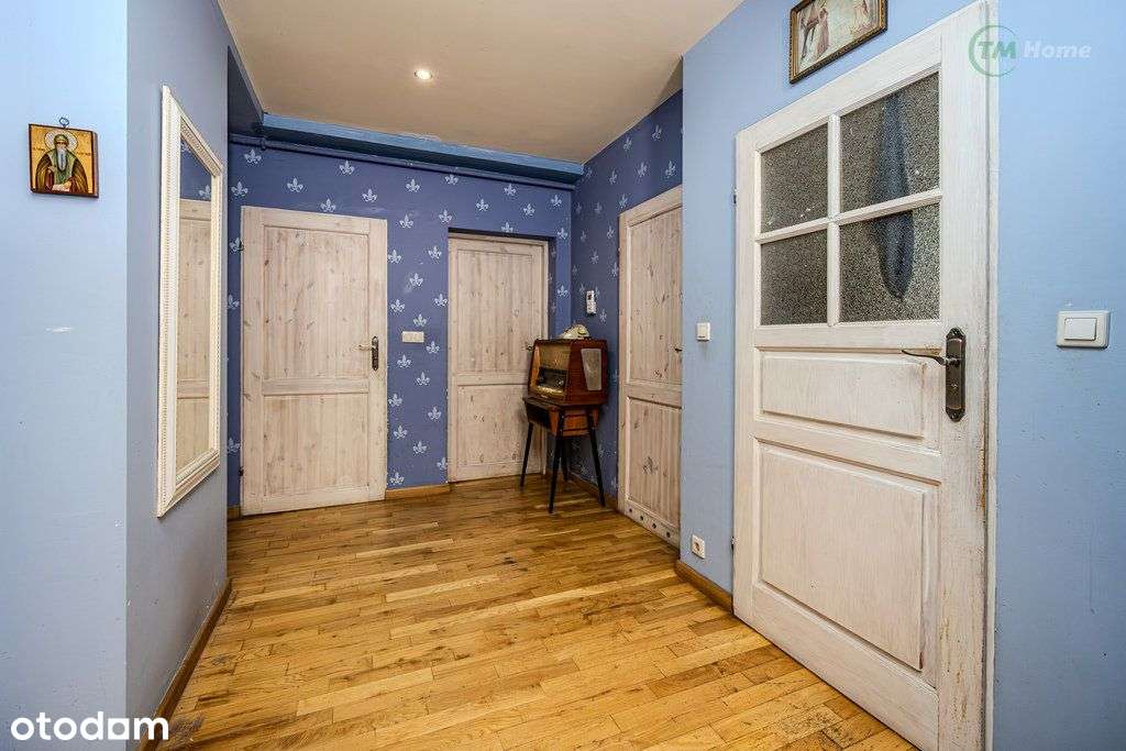 Józefów, dom wolnostojący otoczony sosnami.-17