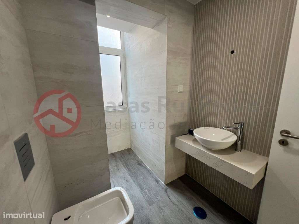 T2 Totalmente Remodelado na Cova da Piedade-15