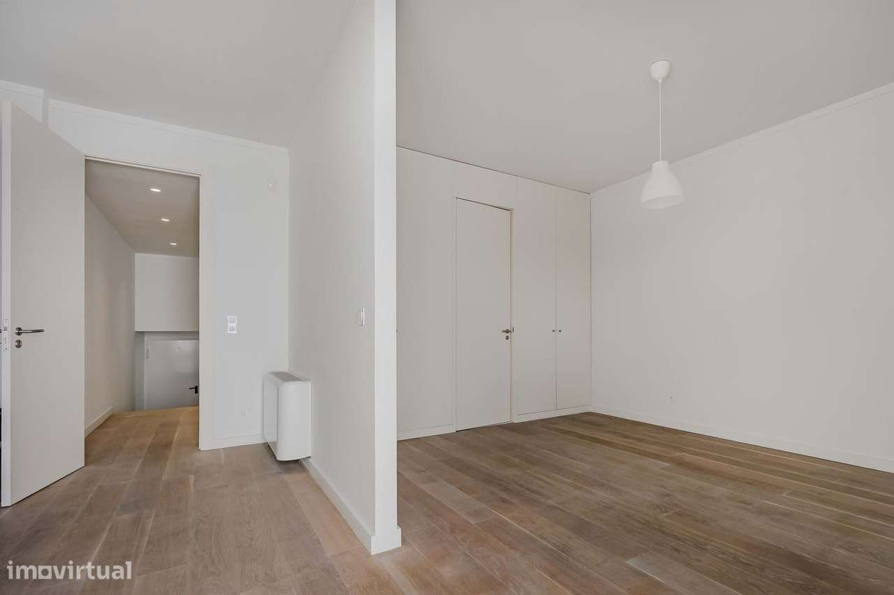 Moradia T4 com Piscina e Terraços Panorâmicos, Parede-58