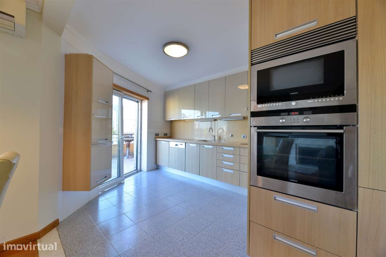 Apartamento T3 para arrendar em Cascais com elevador, vista mar e 2 lu - Grande imagem: 4/45