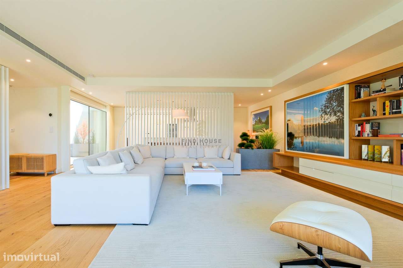 Apartamento T3 em condomínio privado, com terraços e garagem, no Prínc-8