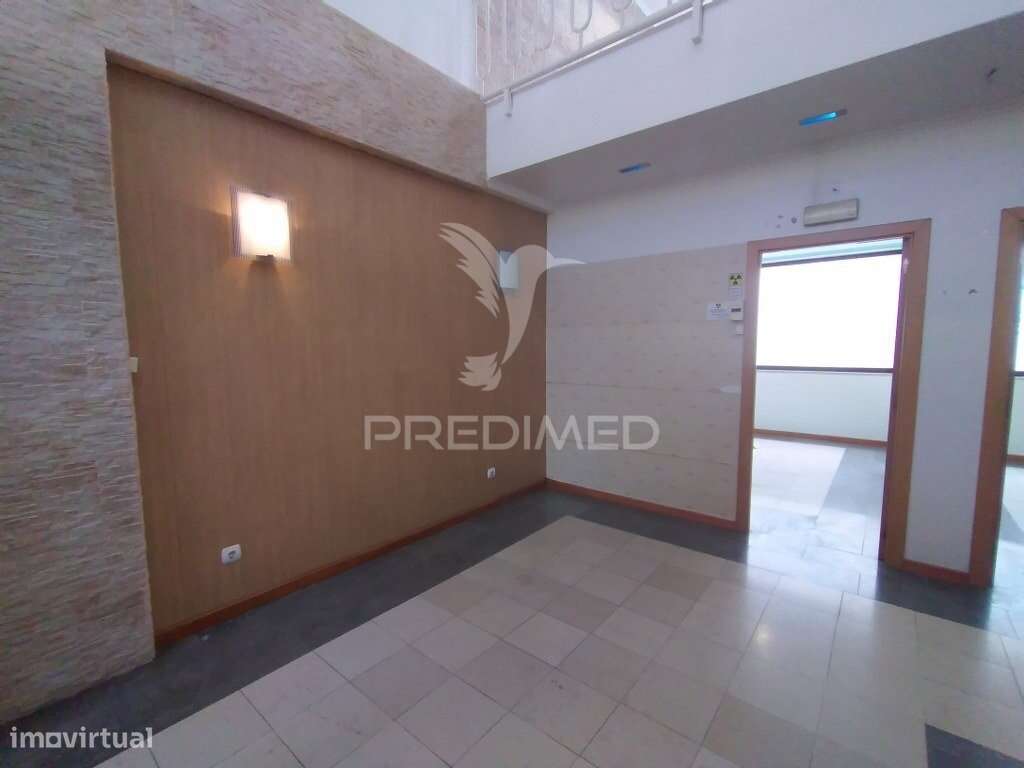 Vende se Loja  com 3 pisos Barreiro-12