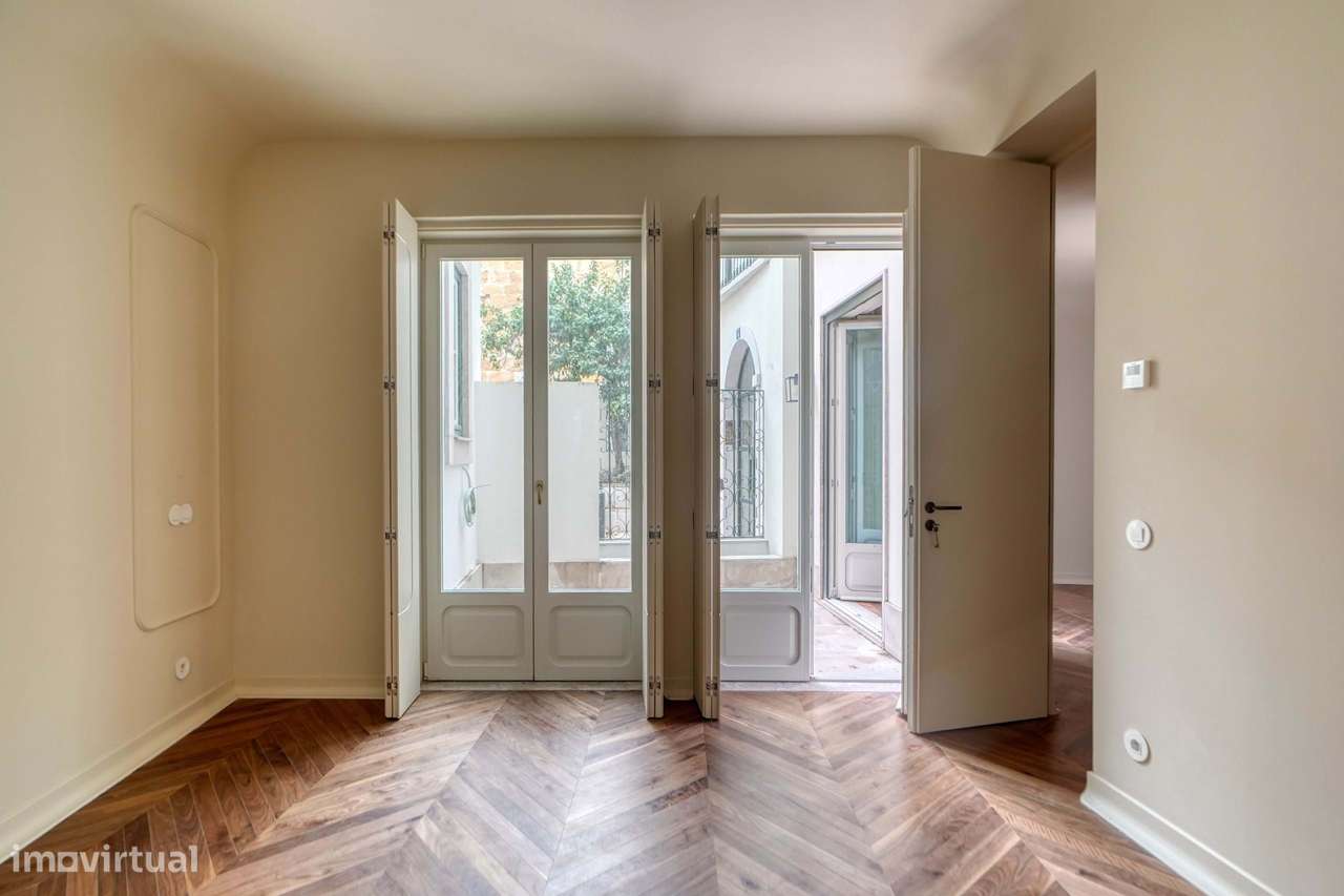 Oportunidade Única em Alfama – T1 Novo com Pátio-14