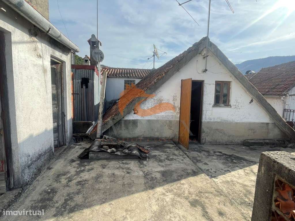 Casa por recuperar em São Sebastião da Feira (Oliveira do Hospital)-13