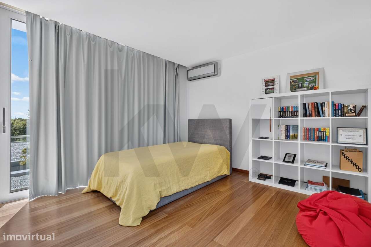 Moradia T5 de Luxo com Piscina e Lote de 2.773 m2-38
