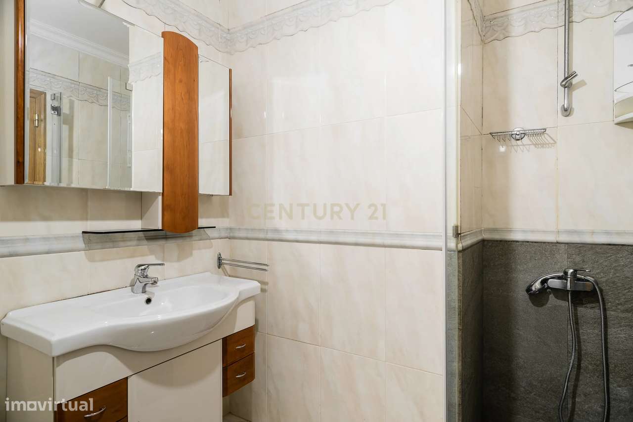 Duplex T3+3 com Vista Mar e Garagem Box – junto à praia e à A5-20