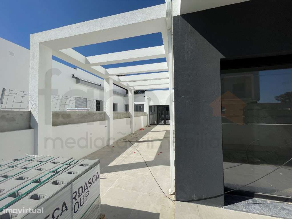 Moradia T3 com jardim e piscina em zona residencial tranquila-11