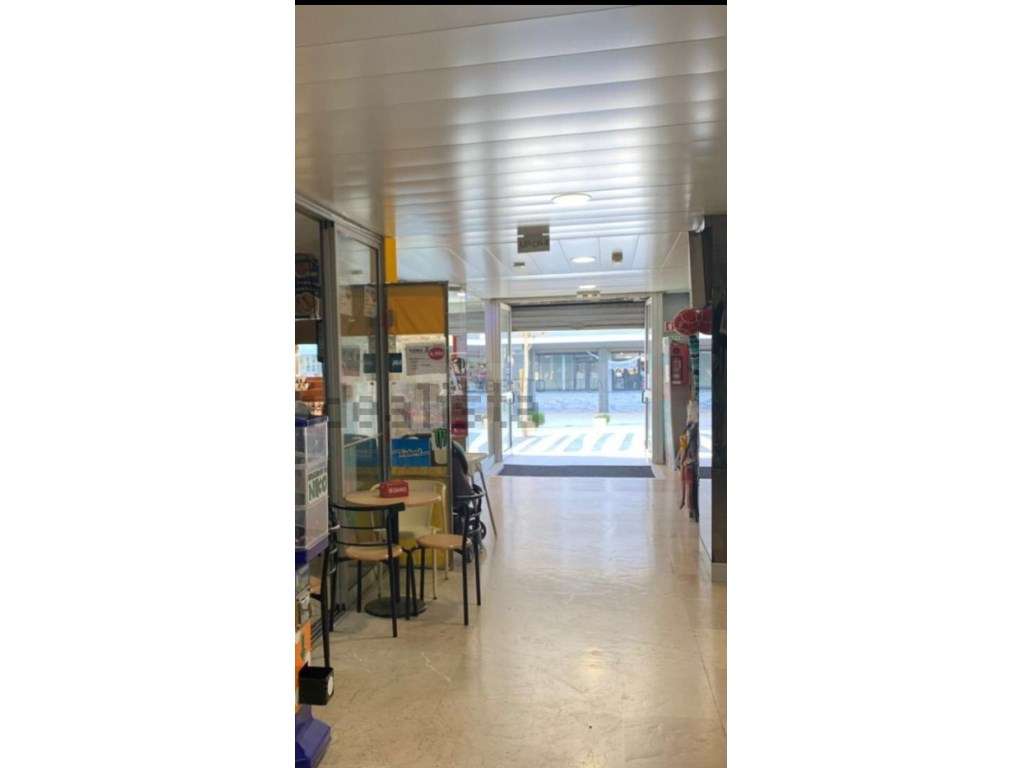 Vende-se loja no Centro Comercial Caparica Oceano, na Costa da Capa... - Grande imagem: 4/5