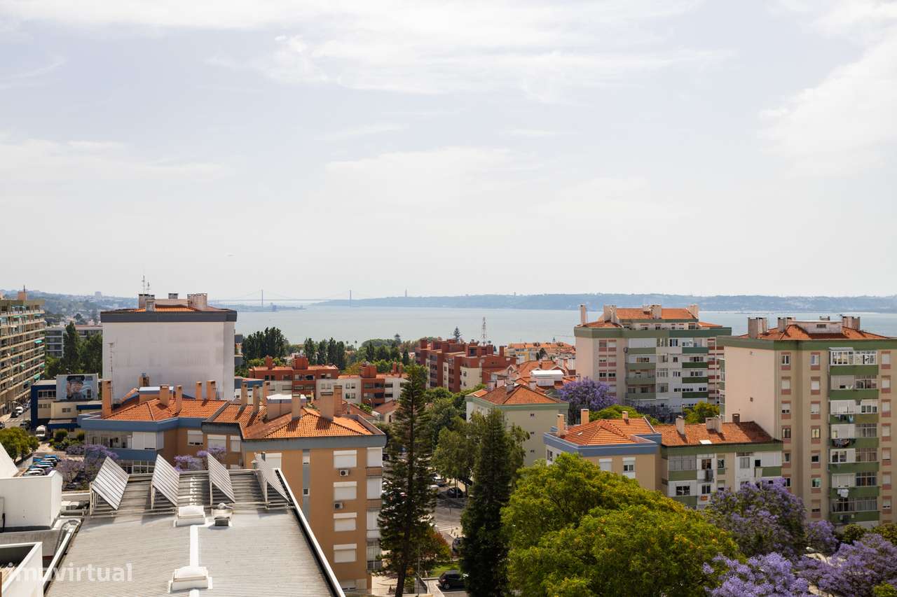 Apartamento T2 Remodelado com Vista Desafogada sobre o Tejo no Centro-30