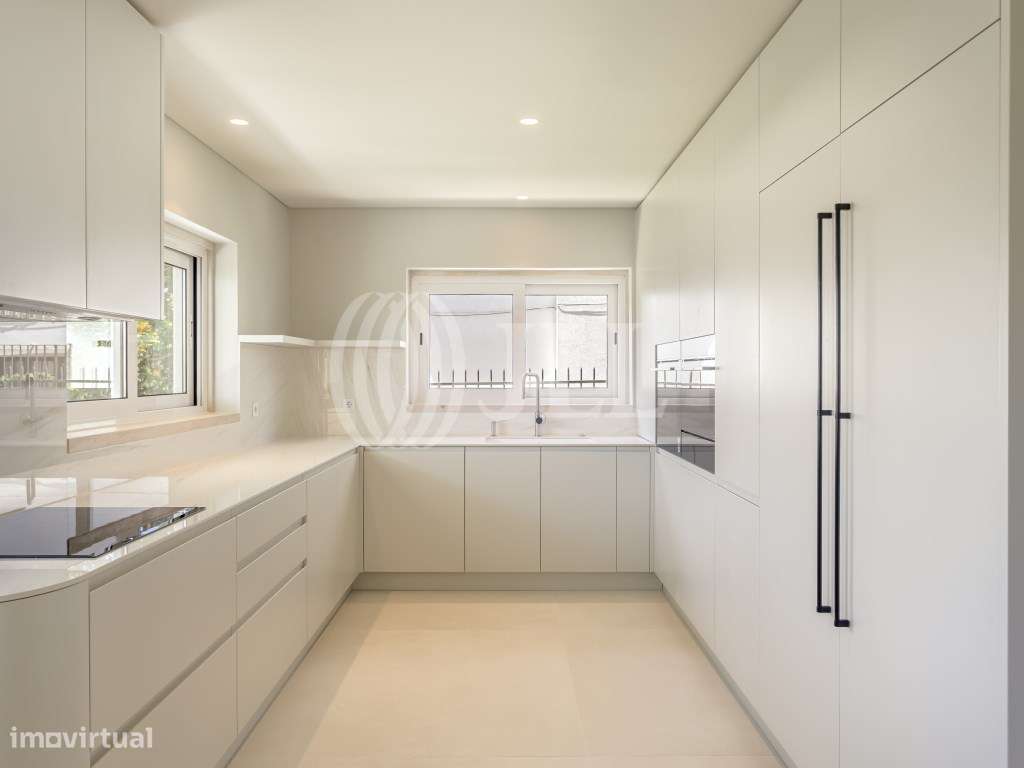 Moradia T5+2 com piscina no Estoril-7