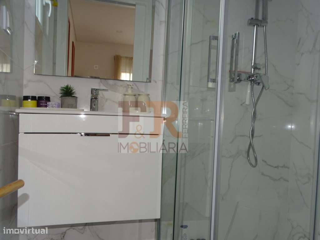 Semi-Nova Geminada Duplex T3 com Piscina Fernão Ferro-44