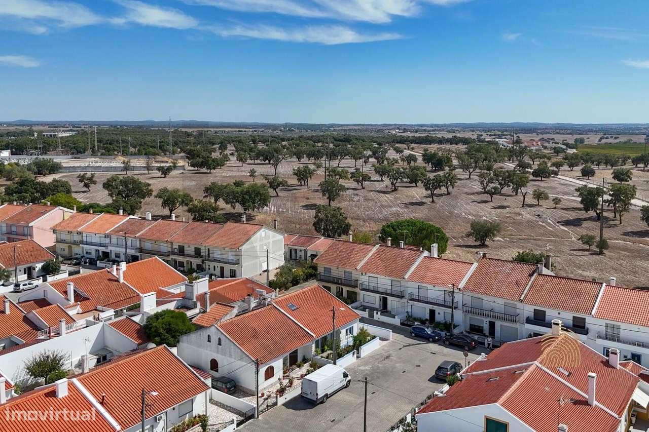 Moradia T4 remodelada com jardim, terraço e garagem | Vendas Novas-3