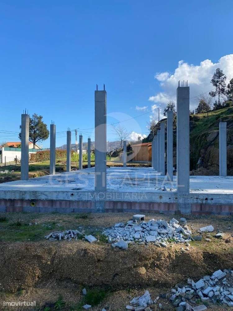 Oportunidade de Investimento: Moradia já com  Estrutura em Soalhães –-8