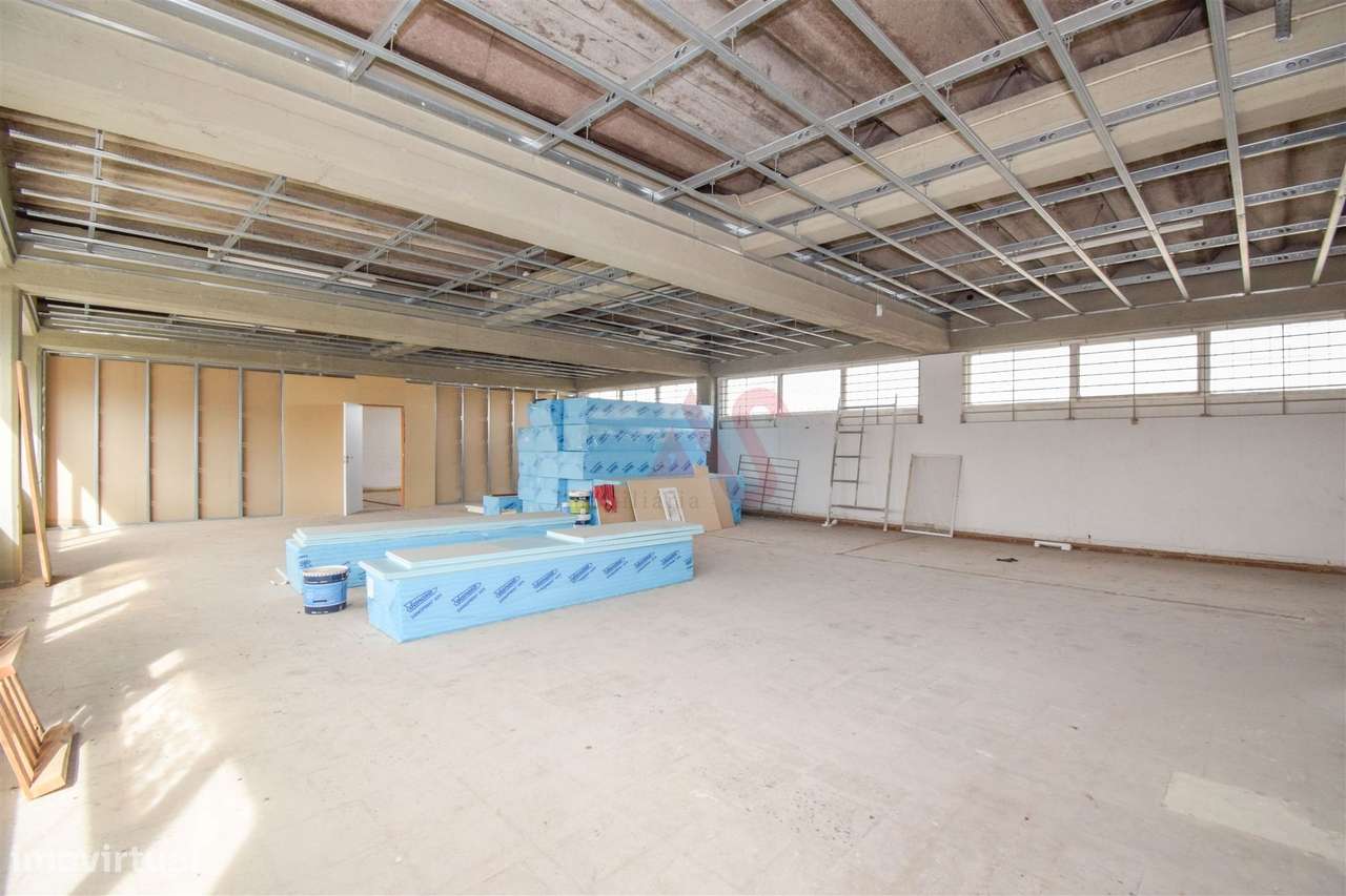 Armazém com 2.611,80 m² em Santa Iria de Azoia, Loures - Grande imagem: 4/27