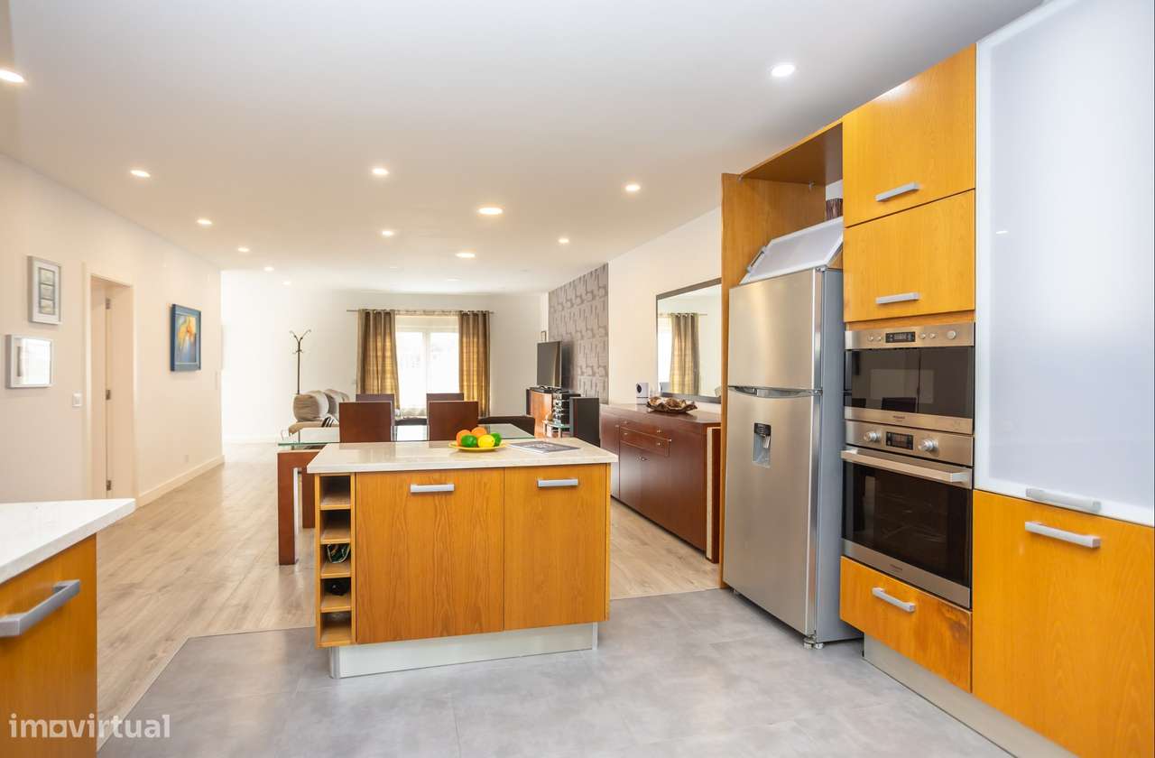 Moradia T5 com 223 m², Box e Logradouro na Quinta da Peça, em Loures �-12